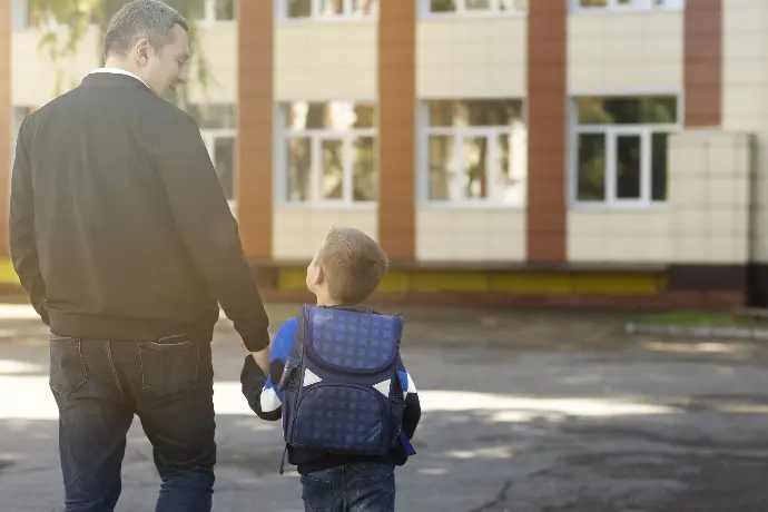 enfants qui tient la main de son pere