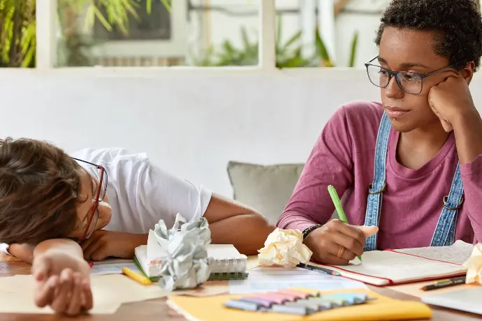 enfants ayant du mal à faire ses devoirs