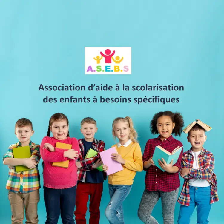 enfants avec un livres dans la main et sur la tête